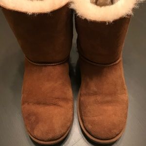 UGG Bailey Bows in Chestnut Size 6